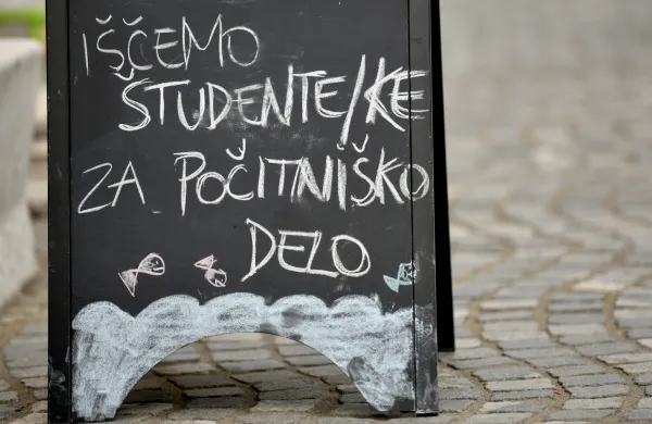 Podatki e-&Scaron;tudentskega servisa kažejo &scaron;e, da je za počitni&scaron;ko delo letos nekoliko več ponudbe kot lani