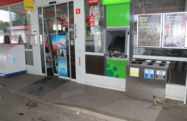 Razstrelili bankomat na bencinskem servisu