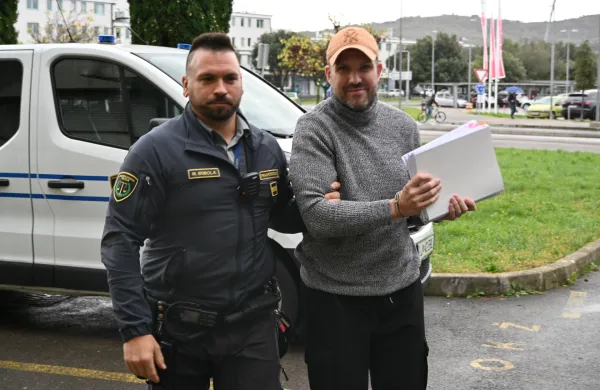 Carvely po priznanju krivde in razglasitvi sodb odkorakal iz pripora