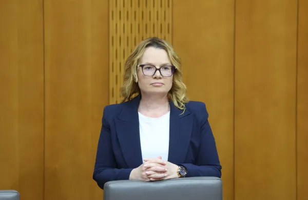 dbor DZ za lokalno samoupravo, kohezijo in regionalni razvoj je z devetimi glasovi za in nobenim proti predstavitev kandidatke za ministrico Monike Kirbi&scaron; Rojs ocenil kot ustrezno. 