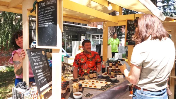 OOPZ10.- festival obrti in Podjetni&scaron;tva Nova GoricaOkusi brez meja srečanje obrtnikov podjentikov &scaron;ol predstavitve 90 razstavljalavcev Okusi brez meja ponudba 