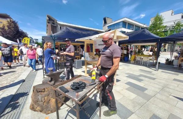 OOPZ10.- festival obrti in Podjetni&scaron;tva Nova GoricaOkusi brez meja srečanje obrtnikov podjentikov &scaron;ol predstavitve 90 razstavljalavcev Okusi brez meja ponudba 