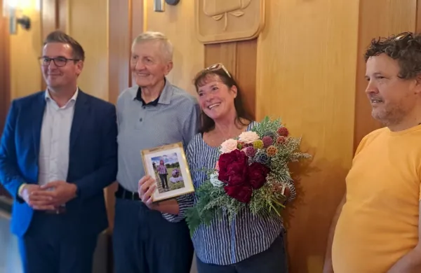 Sprejem je bil nadvse prisrčen, Mojca Dumančič pa se je razveselila tudi tak&scaron;nih daril...