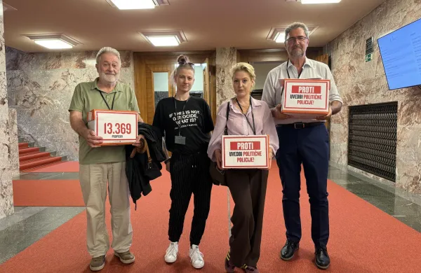 Skupina državljanov je v DZ vložila 13369 podpisov pod pobudo za začetek postopkov za naknadni zakonodajni referendum o noveli zakona o parlamentarni preiskavi.