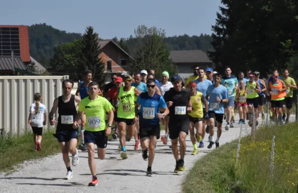 Na &Scaron;pičasti vrh sta prva pritekla kolesar in veslačica