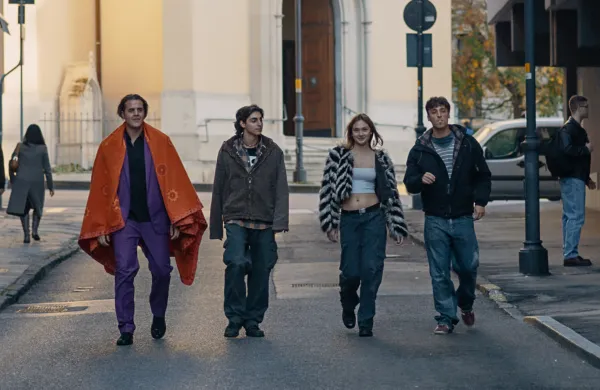 Film &Scaron;olsko leto režiserke Laure Samani (Trst, 1989) je bil predstavljen na filmskem festivalu v Benetkah (2025) in osvojil nagrado za najbolj&scaron;o režijo in scenarij za avtorje, mlaj&scaron;e od 40 let. 