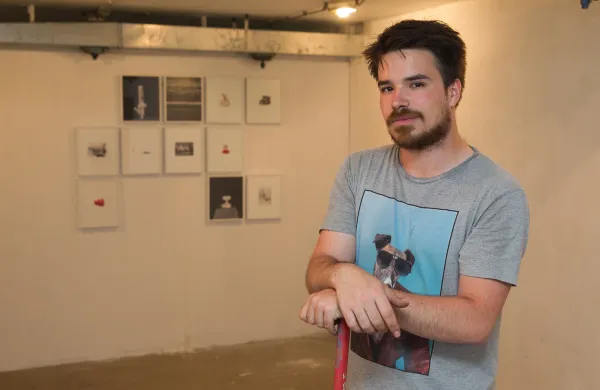 Du&scaron;an Smodej je v restavraciji presenetil ministrico Vrečko. Ko ga je ta zagledala, je nemudoma zapustila prostor.