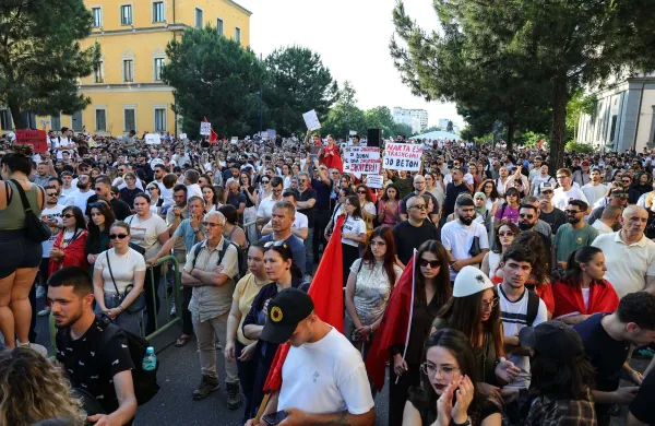 Protestniki so se v torek zbrali &scaron;e pred stavbo albanskega notranjega ministrstva.