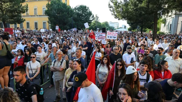 Protestniki so se v torek zbrali &scaron;e pred stavbo albanskega notranjega ministrstva.