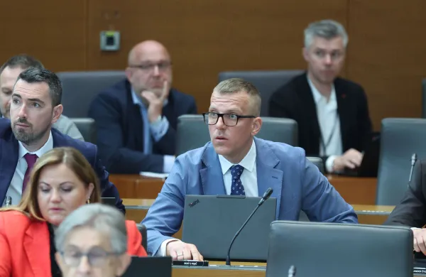 Poslanec Boris Mijič zaenkrat ne odgovarja na vpra&scaron;anja o spornem poslovanju svojih podjetij.