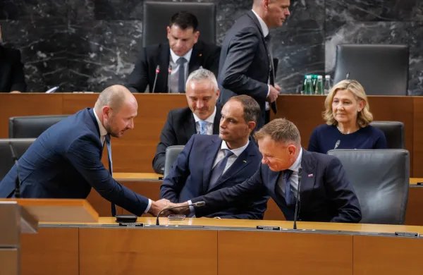 Ministrske stolčke sta zasedla tudi Primorca - Jernej Vrtovec na ministrstvu za infrastrukturo ter Franci Matoz na ministrstvu za notranje zadeve.