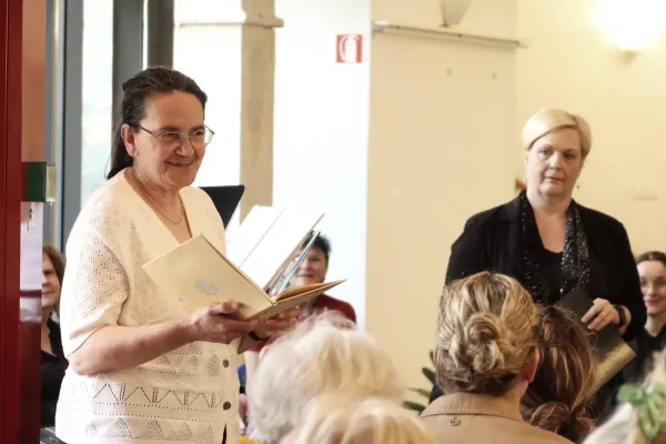 Profesorici dr. Barbara Baloh in Bojana Kralj sta predstavili uglasbitve Kosovelove poezije za otroke. 