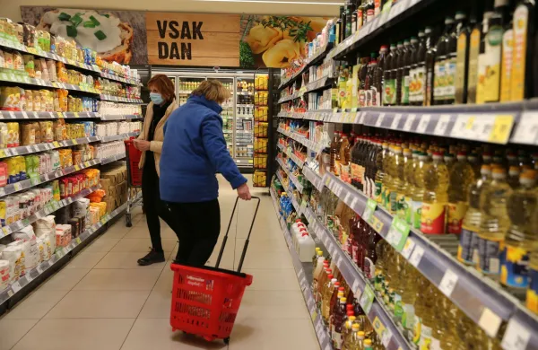 Trgovina Mercator. Nakupovanje, prehrambeni izdelki. Nakupovalni vozi??ek, potro&scaron;nik. (FOTO: Primoz Lavre-REPORTER)