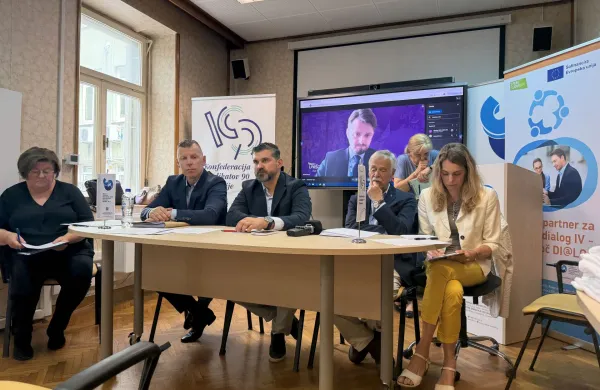 Z okrogle mize Konfederacije sindikatov 90 Slovenije