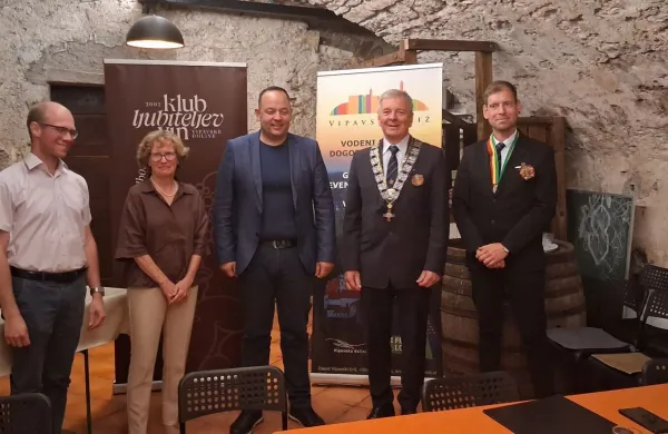 Včeraj je v prostorih grajske kleti v Vipavskem Križu potekala tretja izvedba Vite&scaron;kega turnirja sorte pinela v organizaciji Dru&scaron;tva evropski red vitezov vina in Zavoda Križ. 