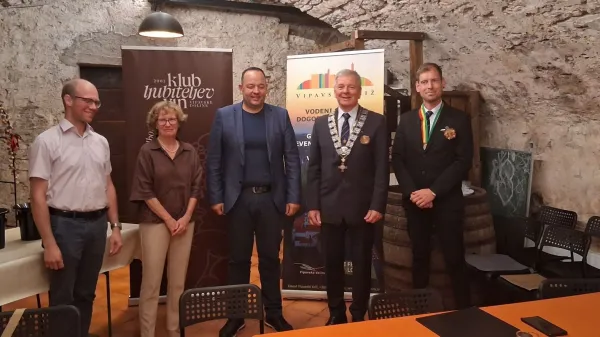 Včeraj je v prostorih grajske kleti v Vipavskem Križu potekala tretja izvedba Vite&scaron;kega turnirja sorte pinela v organizaciji Dru&scaron;tva evropski red vitezov vina in Zavoda Križ. 