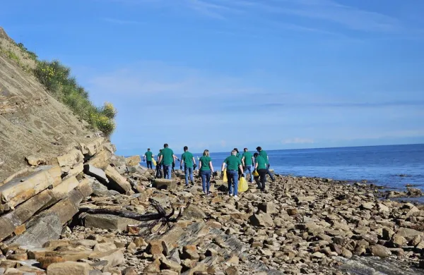 Zaposleni Komunale Izola so izvedli čistilno akcijo obalnega pasu med plažo pod Belvederjem in območjem Belih skal v Izoli.