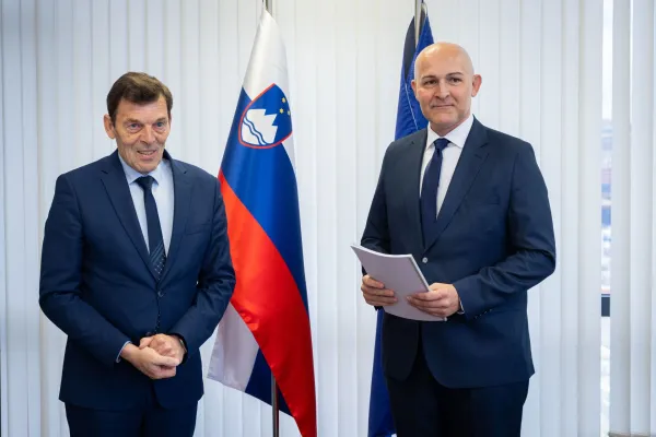 Primopredaja poslov med nekadnjim ministrom za visoko &scaron;olstvo in inovacije Vinkom Logajem in novim ministrom za izobraževanje, znanost in mladino Borutom Rončevićem.