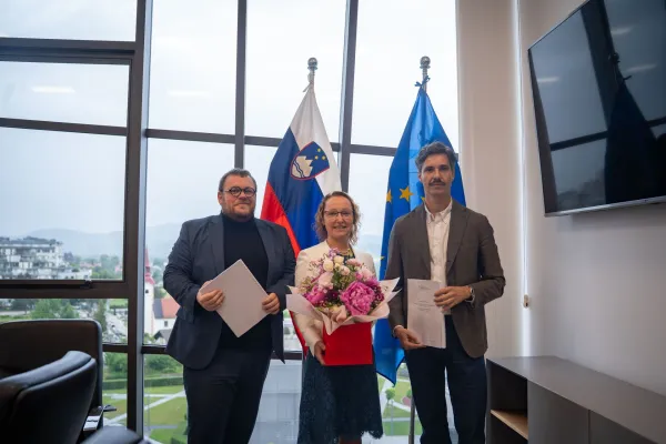 Primopredaja dela poslov med dosedanjima ministroma za delo, družino, socialne zadeve in enake možnosti ter za solidarno prihodnost, Luko Mescem in Simonom Maljevcem in novo ministrico za demografijo, družino in socialne zadeve Matejo Ribič.