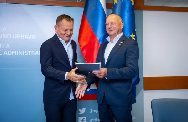 Primopredaja poslov med dosedanjim ministrom za javno upravo Francom Propsom in novim ministrom za notranje zadeve in javno upravo Francijem Matozom.