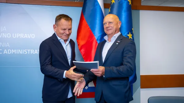 Primopredaja poslov med dosedanjim ministrom za javno upravo Francom Propsom in novim ministrom za notranje zadeve in javno upravo Francijem Matozom.