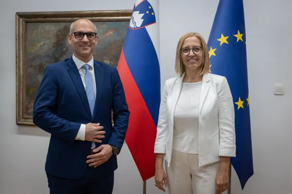 Primopredaja poslov med dosedanjo ministrico za zdravje Valentino Prevolnik Rupel in novim ministrom Tadejem Ostrcem.