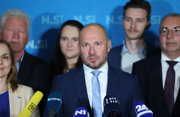 Svet NSi je soglasno potrdil predlog koalicijske pogodbe in vstop v nastajajočo desnosredinsko koalicijo, je po seji dejal predsednik stranke Jernej Vrtovec. 