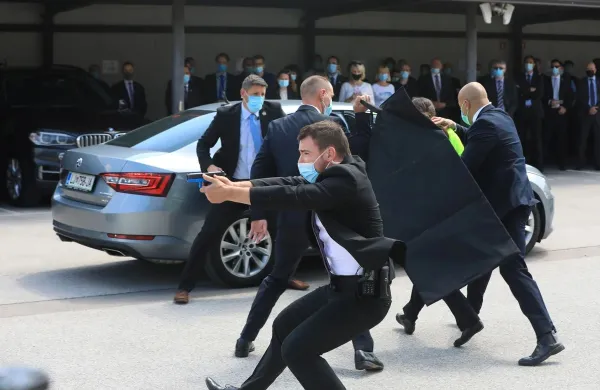 Za varnost predsednika vlade Janeza Jan&scaron;e znova skrbijo policisti Urada za varnost in za&scaron;čito.