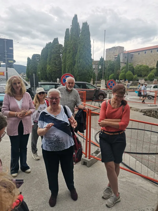 Ob Vesni Mikolič Marta Ive&scaron;ič, skrajno desno Karin Marc, predsednica slavističnega dru&scaron;tva