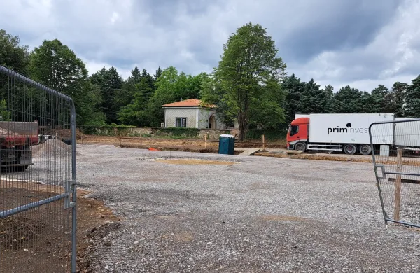 Ajdovce razburja gradnja objekta tik ob zidu starega pokopali&scaron;ča