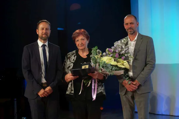 Častna občanka Nevenka Tom&scaron;ič v družbi župna dr. Gregorja Kovačiča in predsednika komisije za mandatna vpra&scaron;anja, volitve in imenovanja Andreja Bergoča- 2026