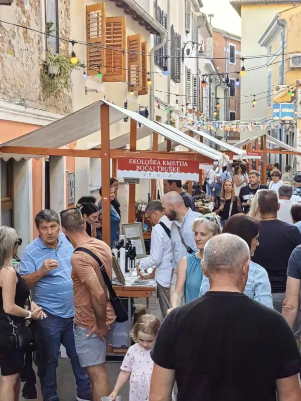 ... in tudi vzdolž Ljubljanske ulice
