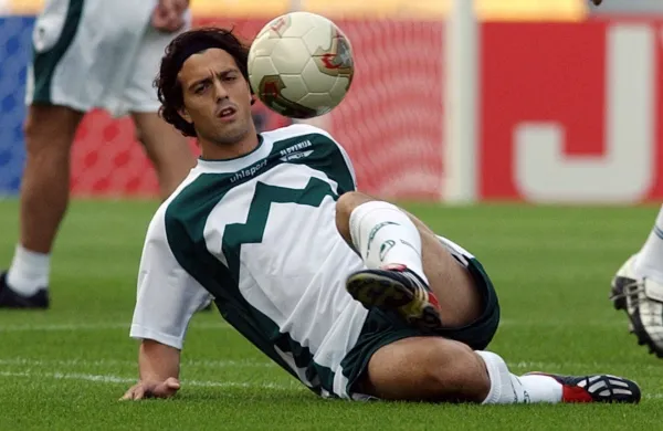Slovenian midfielder Zlatko Zahovic juggles with the ball 01 June 2002 during a training session at the Gwangju stadium. Slovenia will play Spain 02 June in their first match of the 2002 FIFA World Cup Korea/Japan. AFP PHOTO - Christophe SIMON,Image: 17417442, License: Rights-managed, Restrictions:, Model Release: no, Credit line: Christophe SIMON/AFP/Profimedia