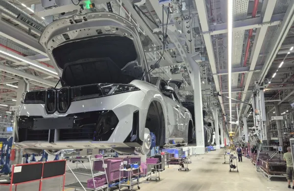 Pri BMW-ju pravijo, da madžarska tovarna v Debrecenu ni zgolj &scaron;e en tovarni&scaron;ki obrat, temveč zelo dober prikaz prihodnosti avtomobilske proizvodnje.