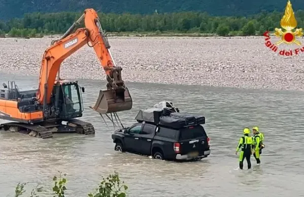Avtomobil so iz reke potegnili z bagrom.