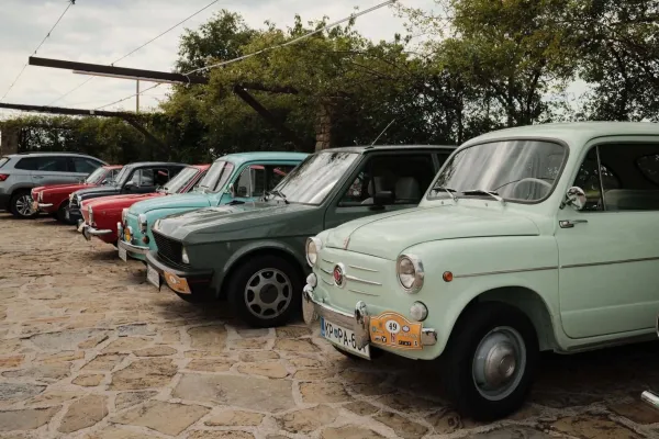 V Kopru so se srečali ljubitelji vozil Zastava