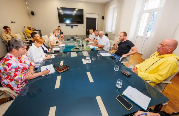 Koper, 10.6.2026MOK, Tiskovna konferenca, Gradnja drugi 2 tir onesnaževanje, vpliv gradnje pri onesnaževanju rek, reka, Ribi&scaron;ka družina od leve Ur&scaron;ka Klančar, Matjaž Čok, Marinko Hrvatin, Miha Bertok, Borja Bertok