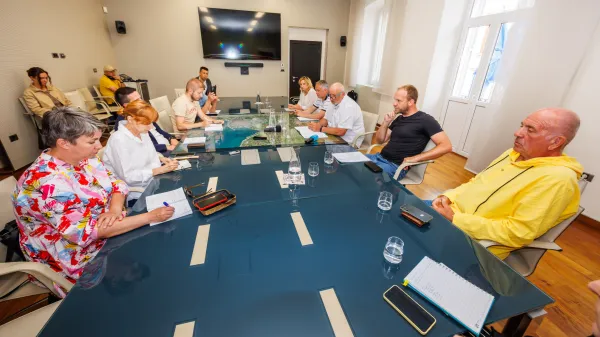 Koper, 10.6.2026MOK, Tiskovna konferenca, Gradnja drugi 2 tir onesnaževanje, vpliv gradnje pri onesnaževanju rek, reka, Ribi&scaron;ka družina od leve Ur&scaron;ka Klančar, Matjaž Čok, Marinko Hrvatin, Miha Bertok, Borja Bertok