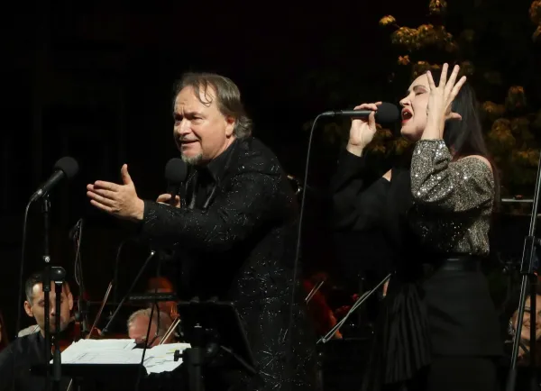 Obalni komorni orkester 6. junij 2025 Patrik Greblo Lea Sirk Tinkara Kovać Gregor Ravnik En big band