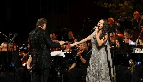 Obalni komorni orkester 6. junij 2025 Patrik Greblo Lea Sirk Tinkara Kovać Gregor Ravnik En big band