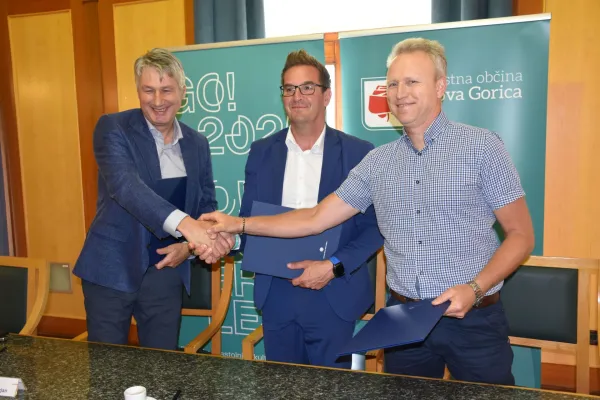 Pogodba zagotavljanje varnosti kajak center Soča Mitja Gorjan So&scaron;ke elektrarne, Samo Turel župan Nova Gorica, Ivan Zagožen predsednik kajak klub So&scaron;ke elektrarne