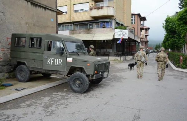 Kosovo, Zvecan.Danes zgodaj zjutraj so pripadniki Kforja prevzeli nadzor nad glavnim kriziscem na vhodu v mesto Zvecan ter vec drugih krizisc v samem mestu.