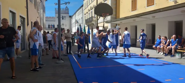 30. obletnica Varstveno-delovnega centra Barčica koper - praznovanje na Verdijevi ulici, 12. 6. 2026 - Pri ko&scaron;arki se je uporabnikom in gostom pridružil tudi koprski župan Ale&scaron; Bržan.