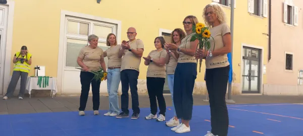 30. obletnica Varstveno-delovnega centra Barčica koper - praznovanje na Verdijevi ulici, 12. 6. 2026 - zaposleni z nekdanjo in sedanjo direktorico