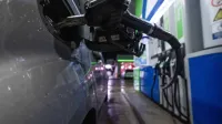Ljubljana, OMV.Tocenje goriva na bencinskem servisu.