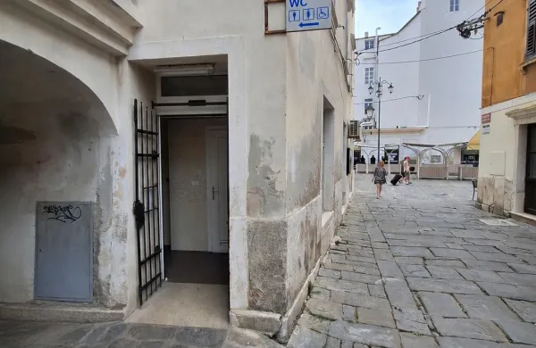 Zaradi dodatnih del se je izvedba prenove sanitarij nekoliko podalj&scaron;ala, dela naj bi bila končana do 30. junija