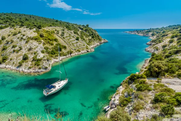 Trogir HrvaĹˇka, morje jadrnicapobrano s strani Unsplash - ni potreben podpis avtorja