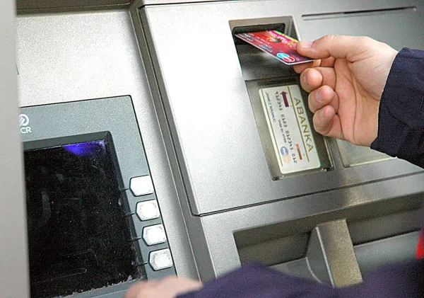Bankomat, dviganje, karticaKriminalna uporaba bankomata zaigranobankomat,denar,dvig,denarja,zloraba,bankomata