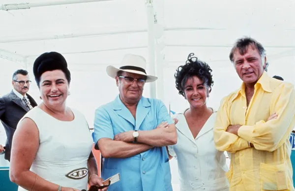 Richard Burton je v Sutjeski igral Tita, na posnetku sta &scaron;e Jovanka Broz in Elizabeth Taylor.