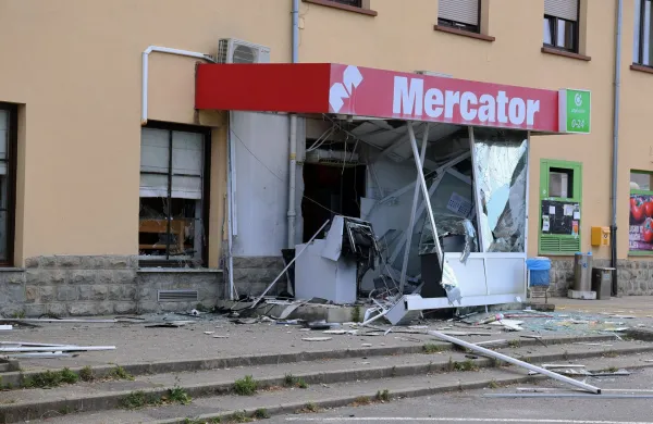 Pred trgovino v Bertokih so nekaj pred 3. zjutraj razstrelili bankomat.